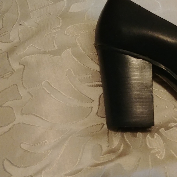 Aerosoles leather 2 1/2 inch heels with heel rest. - Picture 5 of 5